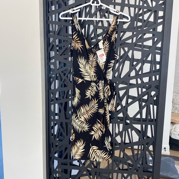 H&M Dresses & Skirts - H&M tropical wrap dress size Small